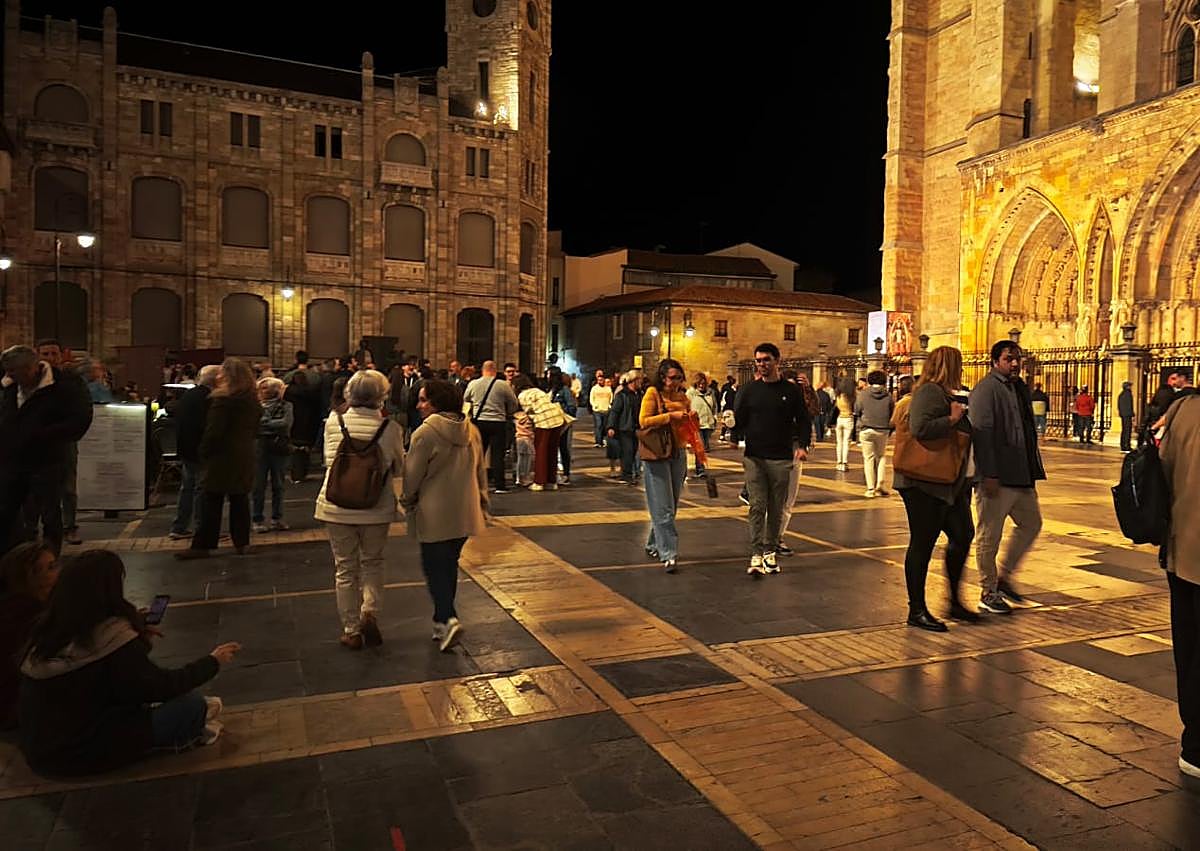 Imagen secundaria 1 - Tras media hora de espera, los presentes abandonaron el lugar sin saber qué había pasado. 