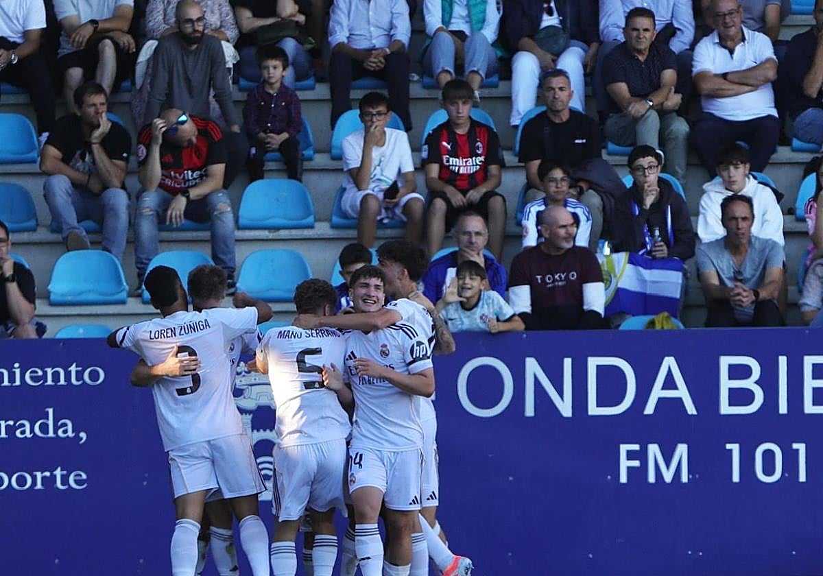 El Castilla celebra el primero ante la decepción en las gradas del Toralín.