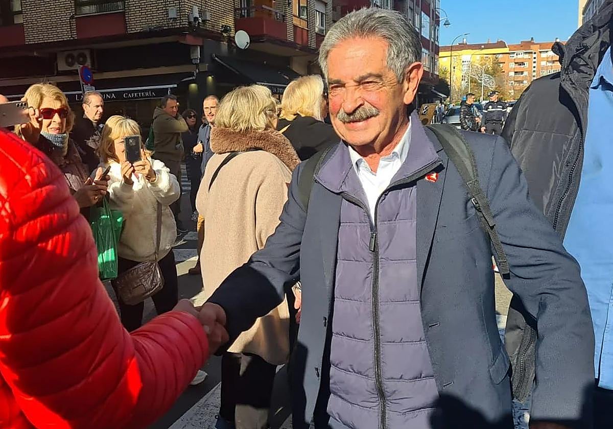 Miguel Ángel Revilla, político de Cantabria, en una visita a León.