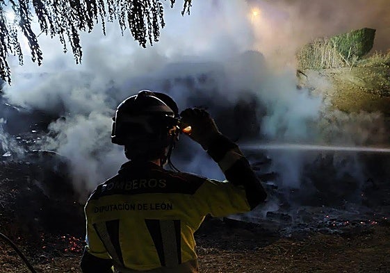 Imagen de archivo de una intervención de los bomberos de la Diputación de León.