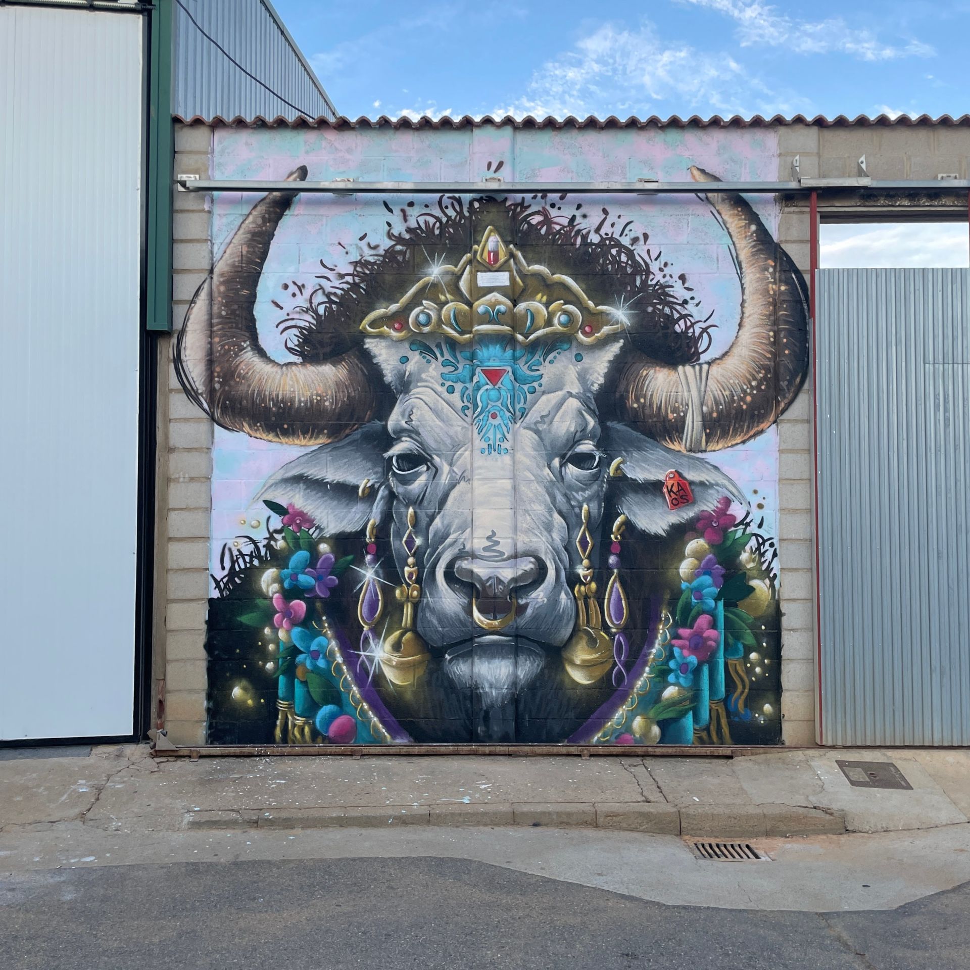 Este singular mural de una 'vaca sagrada' se puede observar en San Pedro Bercianos.