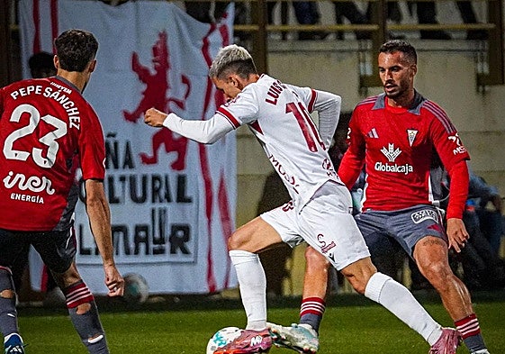 Chacón encara a dos jugadores del Albacete.