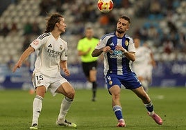 Cortés pugna por un balón en el partido ante el Real Madrid Castilla.
