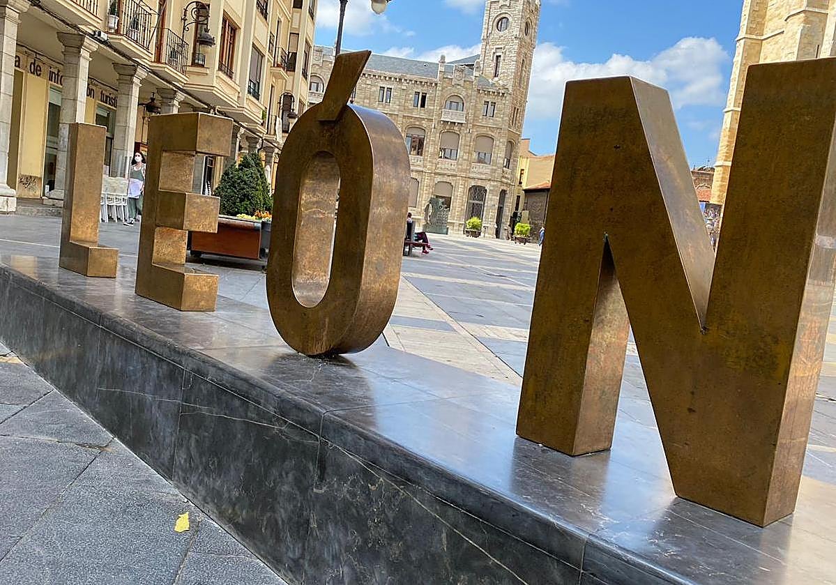 Letras de LEON en la plaza de Regla.