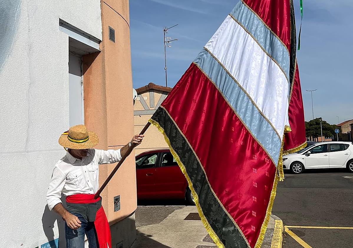 El pendón fue bailado por primera vez ante alumnos, familias y cuerpo docente del centro.