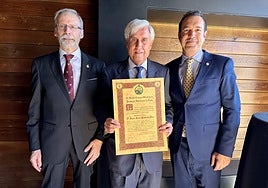Entrega del título del Colegio de Veterinarios de León.