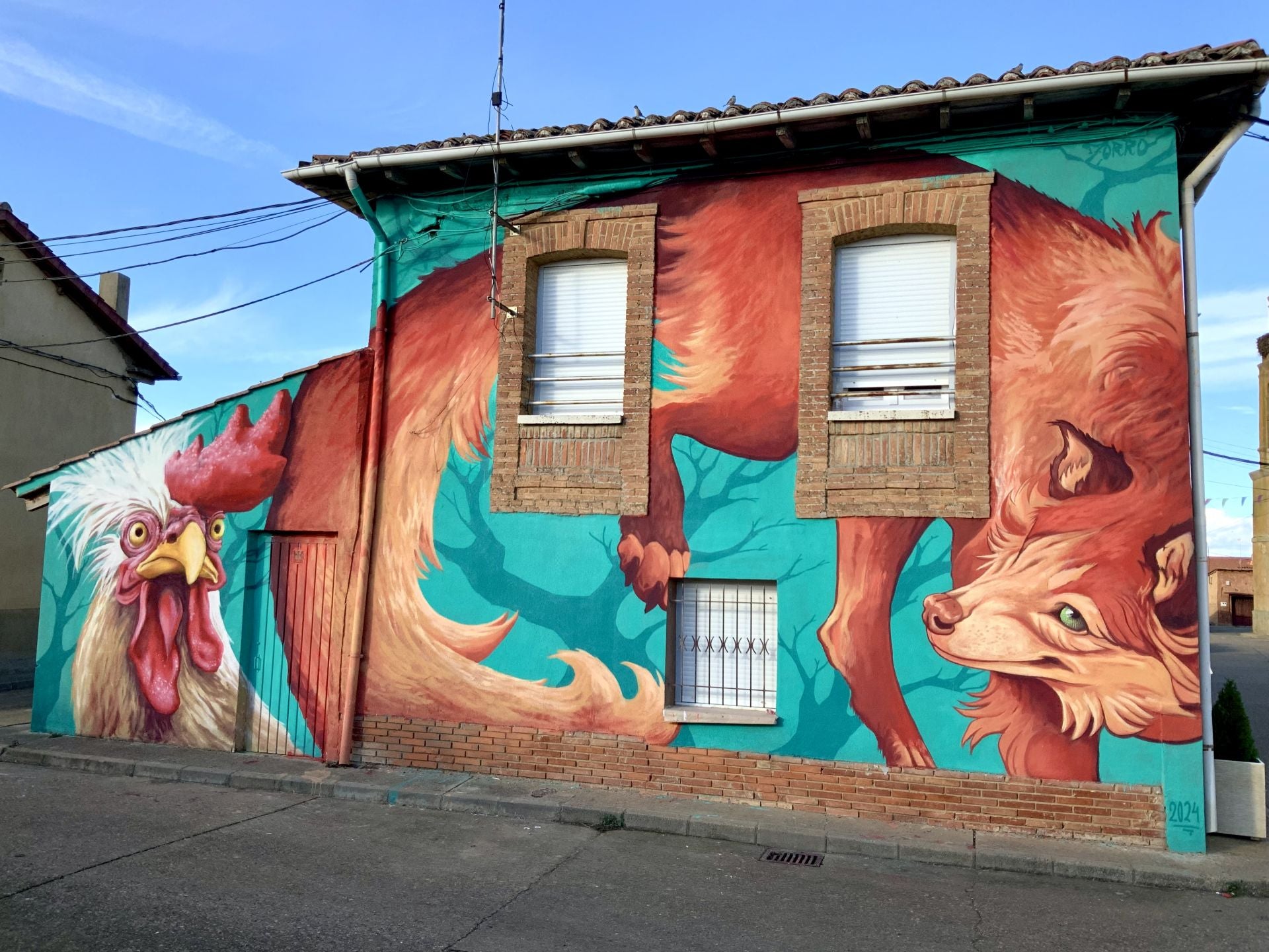 Mural de Villacalabuey, en el término municipal de Villamol, que refleja la díficil relación entre los zorros y las gallinas.