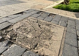 Placa de inauguración de la plaza.