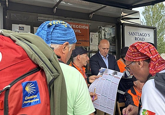 Varios peregrinos este 8 de octubre en el Punto de Información al peregrino en Puente Castro.