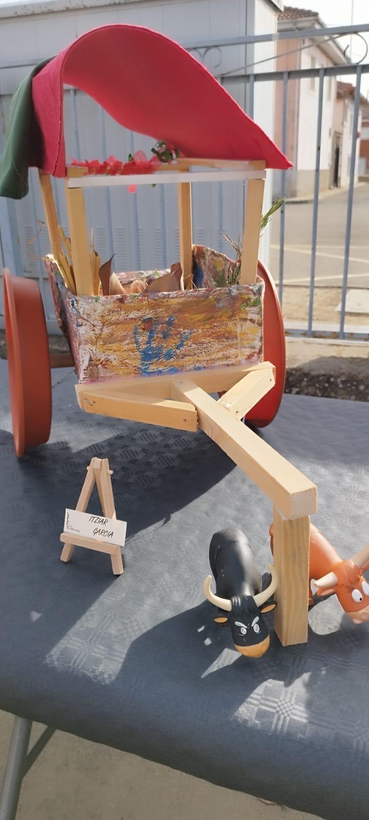 El colegio de León que estrena pendón y «presume» de carros engalanados