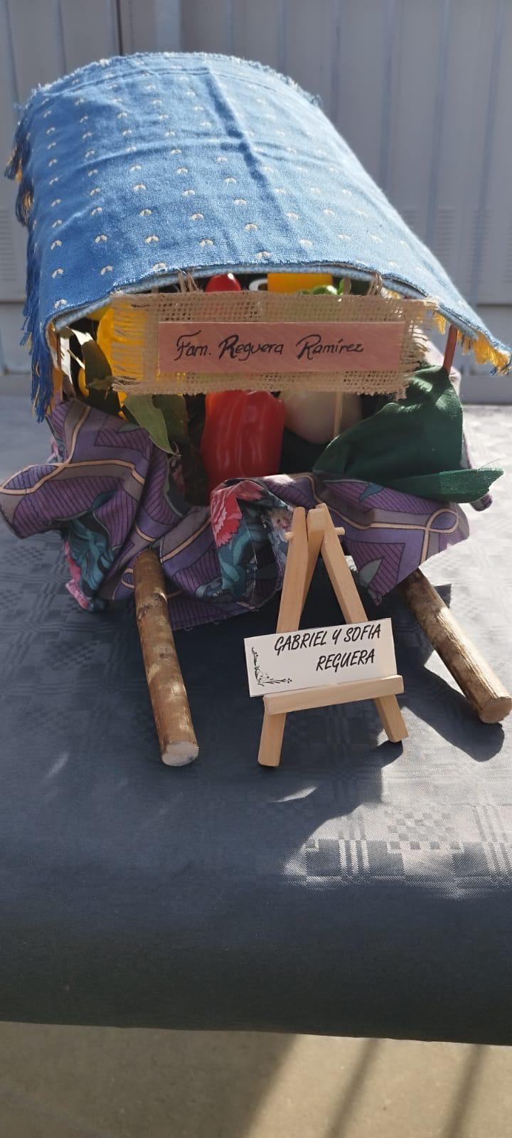 El colegio de León que estrena pendón y «presume» de carros engalanados