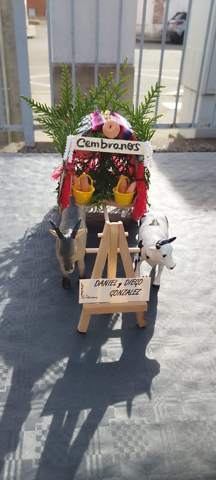 El colegio de León que estrena pendón y «presume» de carros engalanados