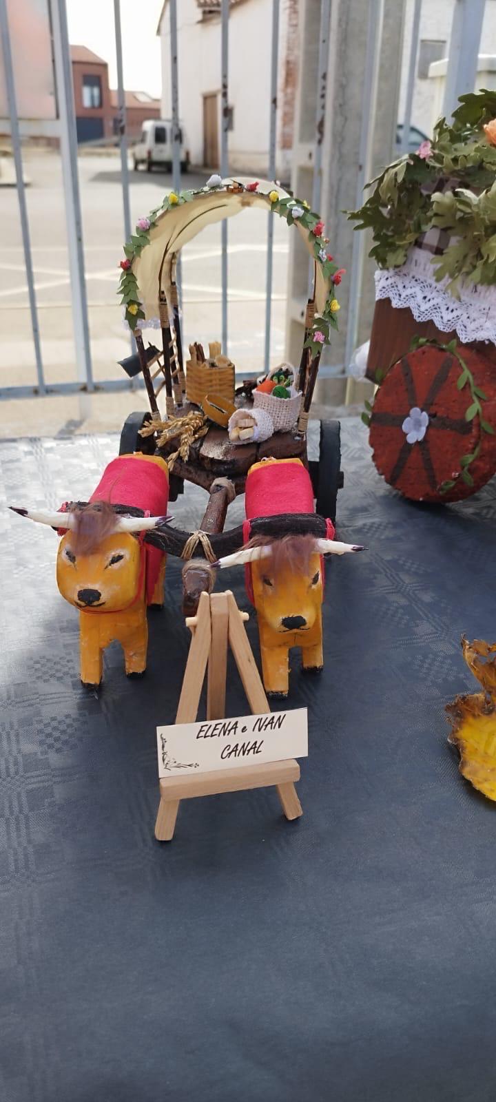 El colegio de León que estrena pendón y «presume» de carros engalanados