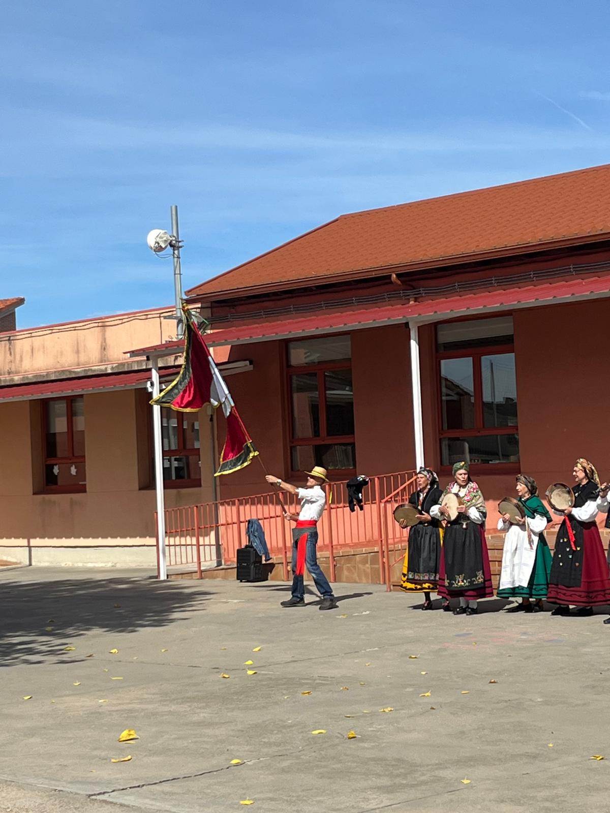 El colegio de León que estrena pendón y «presume» de carros engalanados