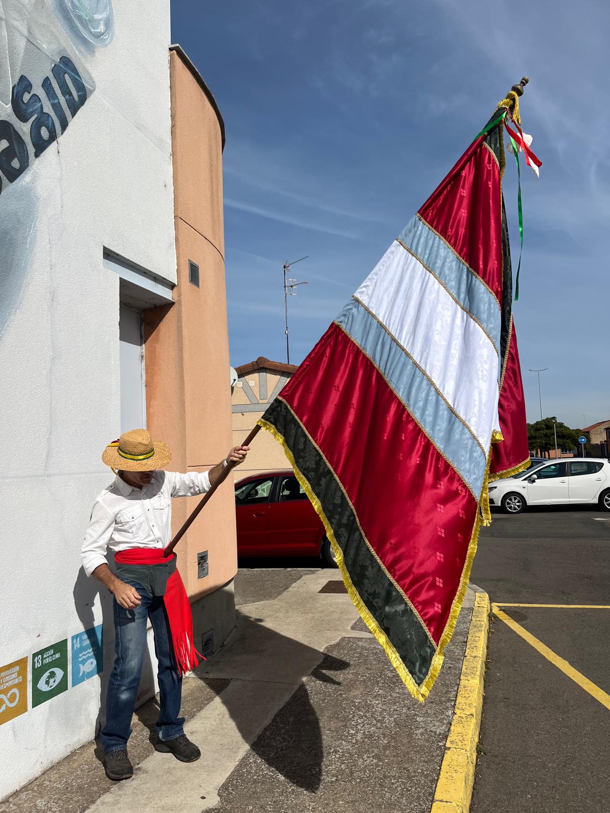 El colegio de León que estrena pendón y «presume» de carros engalanados