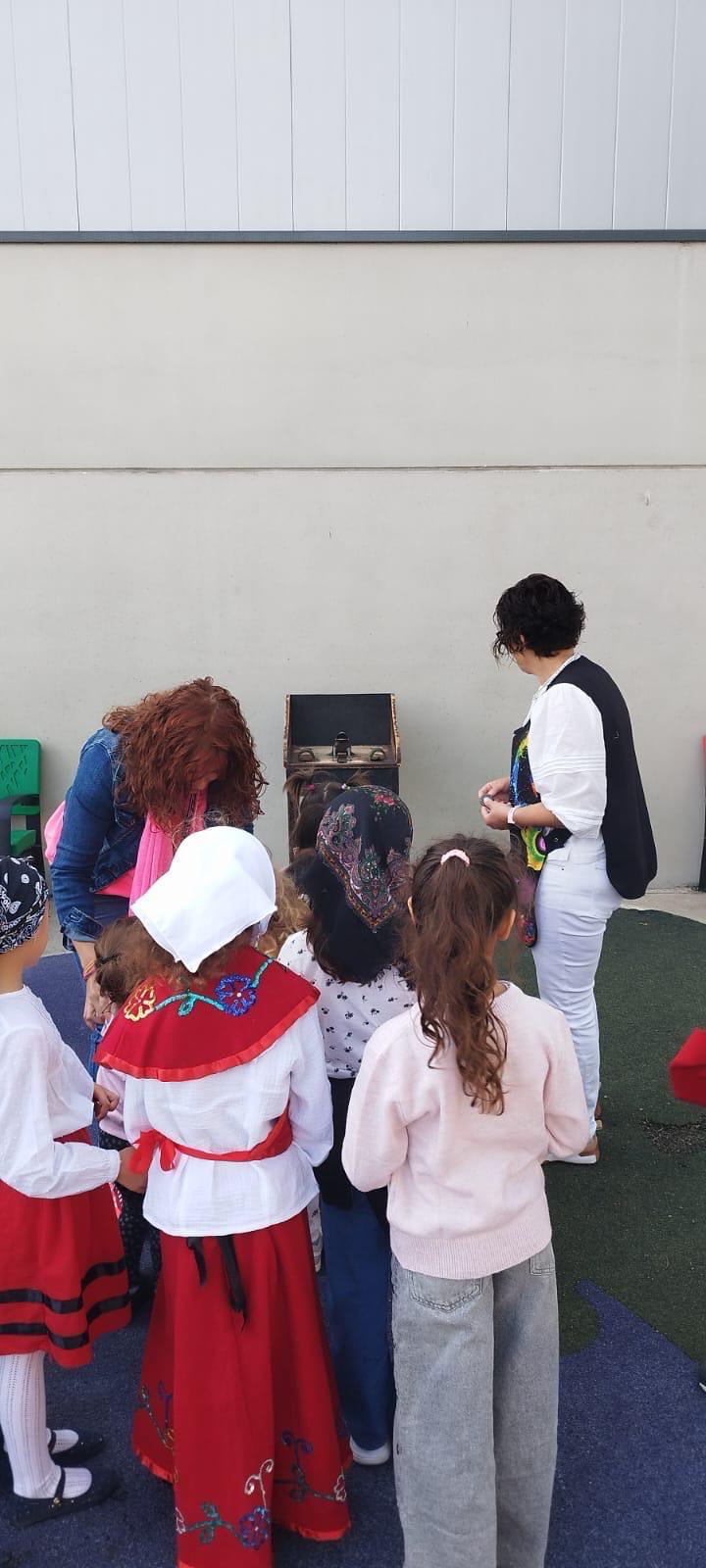 El colegio de León que estrena pendón y «presume» de carros engalanados