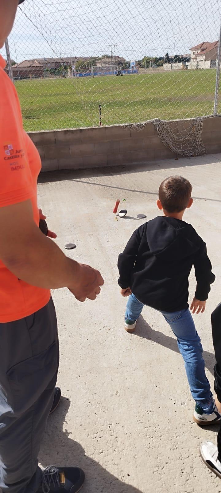 El colegio de León que estrena pendón y «presume» de carros engalanados