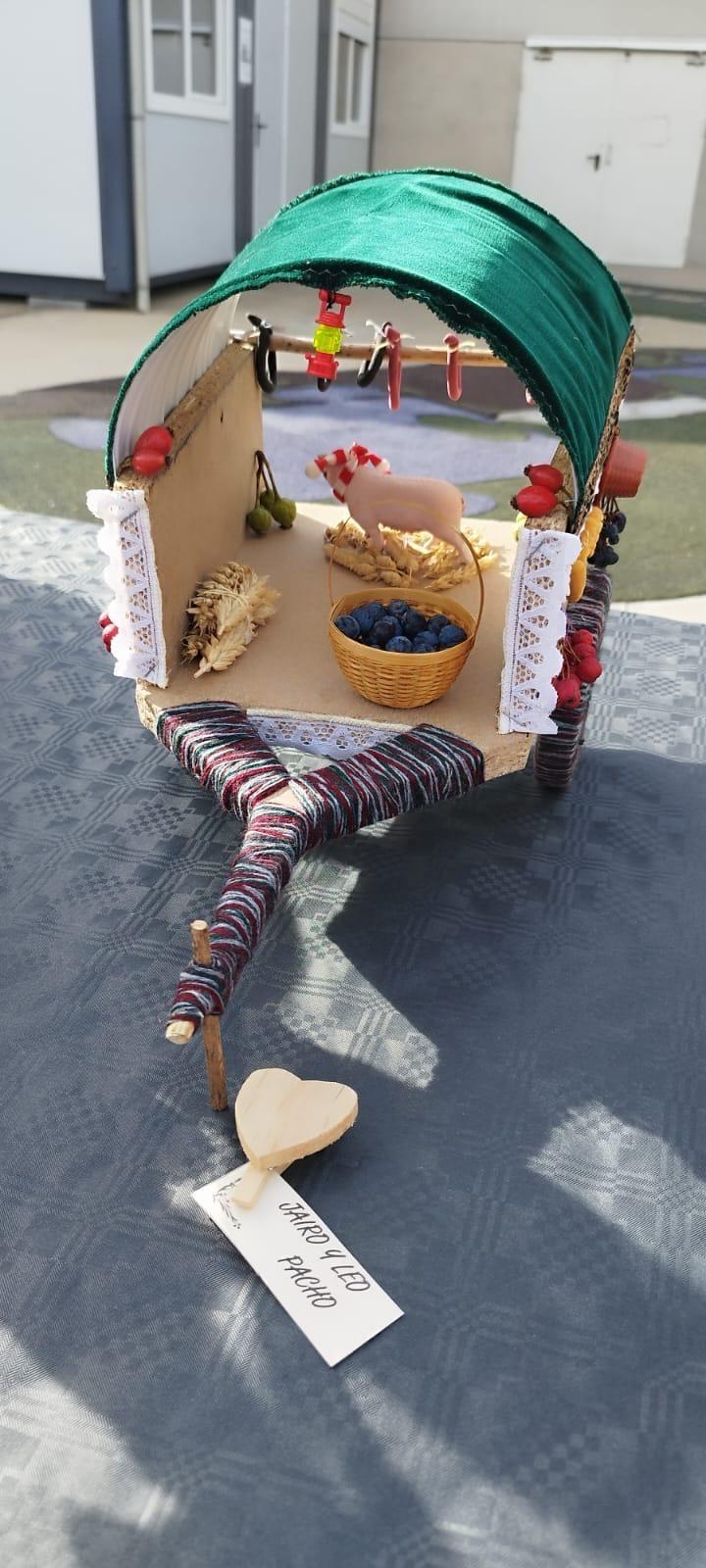 El colegio de León que estrena pendón y «presume» de carros engalanados