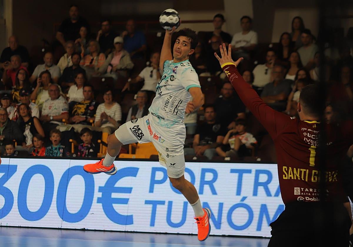 Darío Sanz, en un partido con el Abanca Ademar.