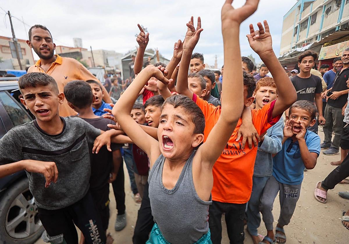 Niños palestinos celebran las noticias acerca del alto el fuego en Gaza.