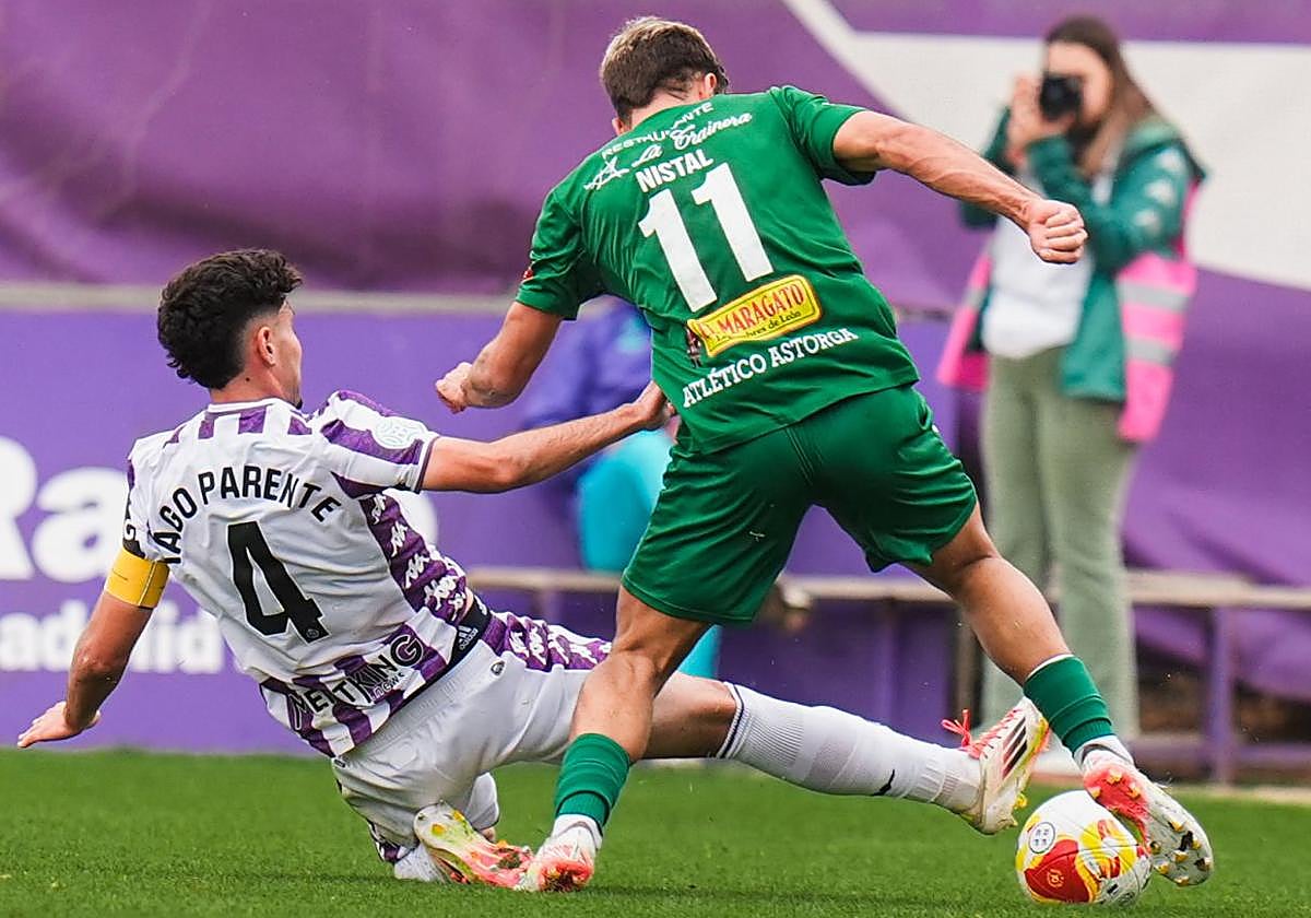 Un lance del duelo del Atlético Astorga ante el Valladolid Promesas.