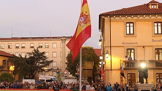 Toque de oración y arriado de bandera a los pies de San Isidoro