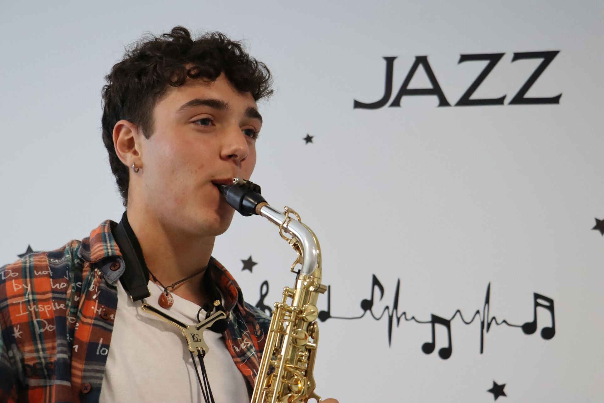 El joven saxofonista Samuel desde su terraza de La Virgen