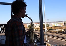 Samuel en su balcón de La Virgen, desde donde toca a los romeros.
