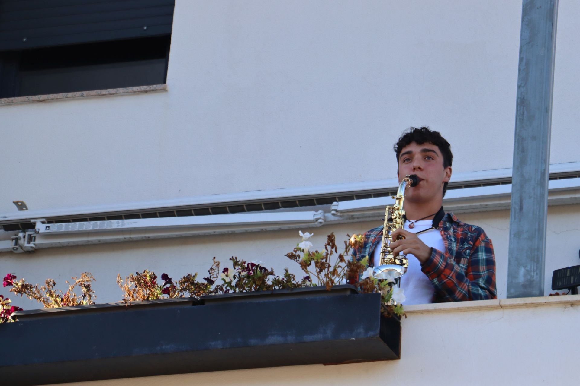 El joven saxofonista Samuel desde su terraza de La Virgen