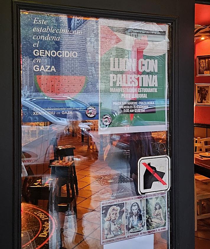Imagen secundaria 2 - Negocios de León denuncian en llionés el genocidio en Palestina