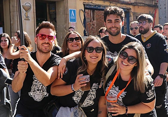 Las peñas de León disfrutan de su día en el tradicional pasacalles.