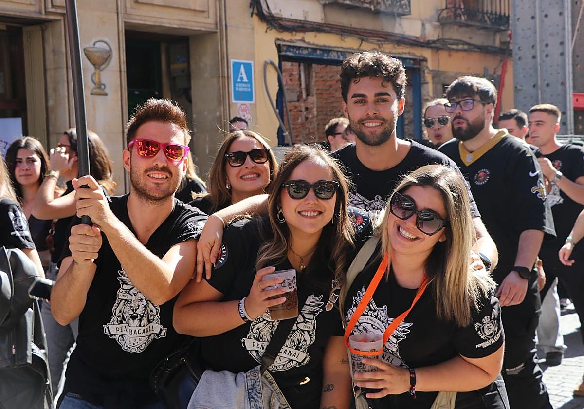Las peñas de León disfrutan de su día en el tradicional pasacalles.