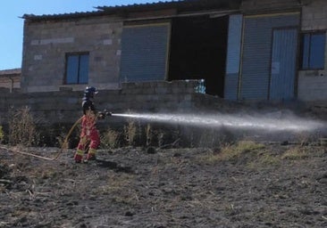 Sofocan un incendio en una nave agrícola de Taranilla