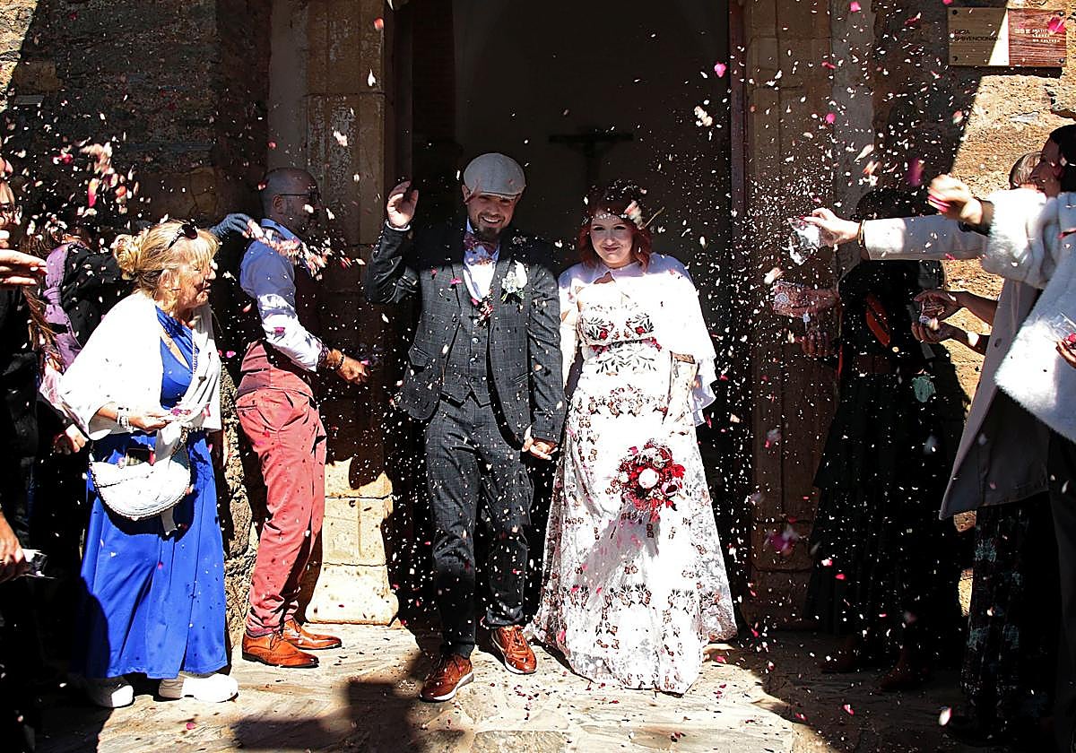 Andrés y Antonia celebran su boda en el pequeño pueblo de León.