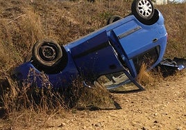 Vehículo siniestrado en Valencia de Don Juan.