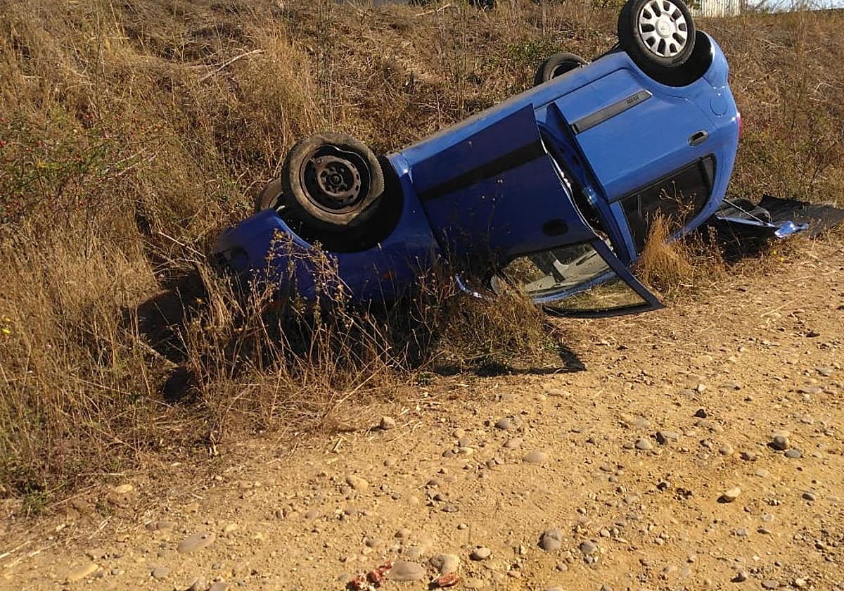 Vehículo siniestrado en Valencia de Don Juan.