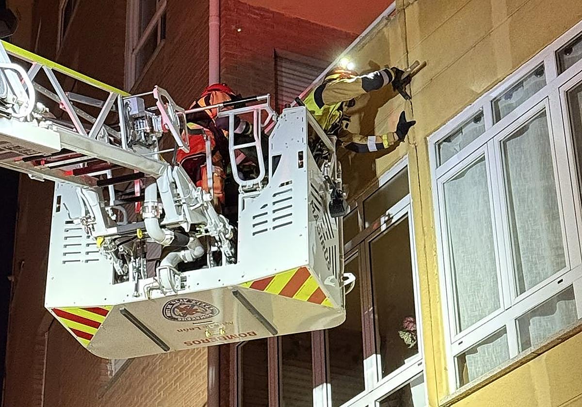 Actuación de Bomberos de León en la calle Colada de San Andrés del Rabanedo.