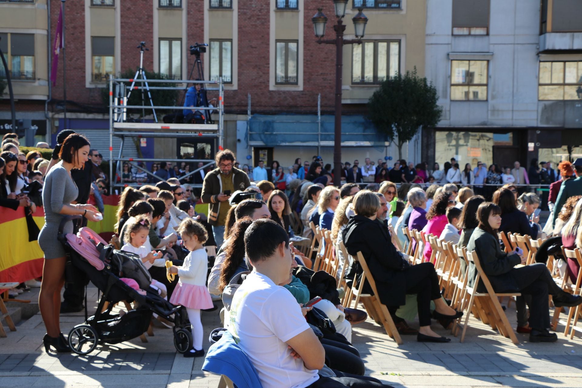 Todas las imágenes del desfile y el acto por el Día del Pilar en León