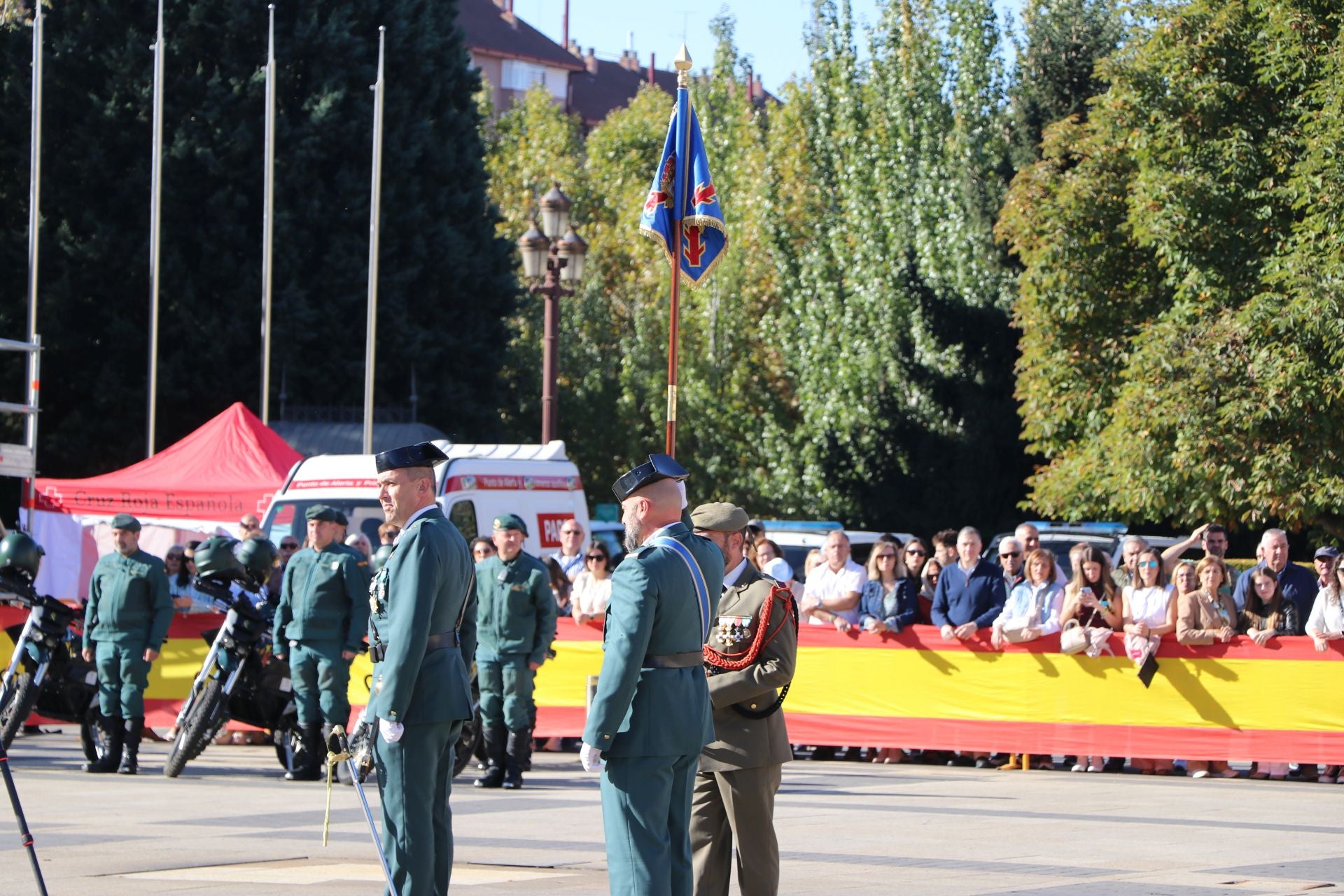 Todas las imágenes del desfile y el acto por el Día del Pilar en León