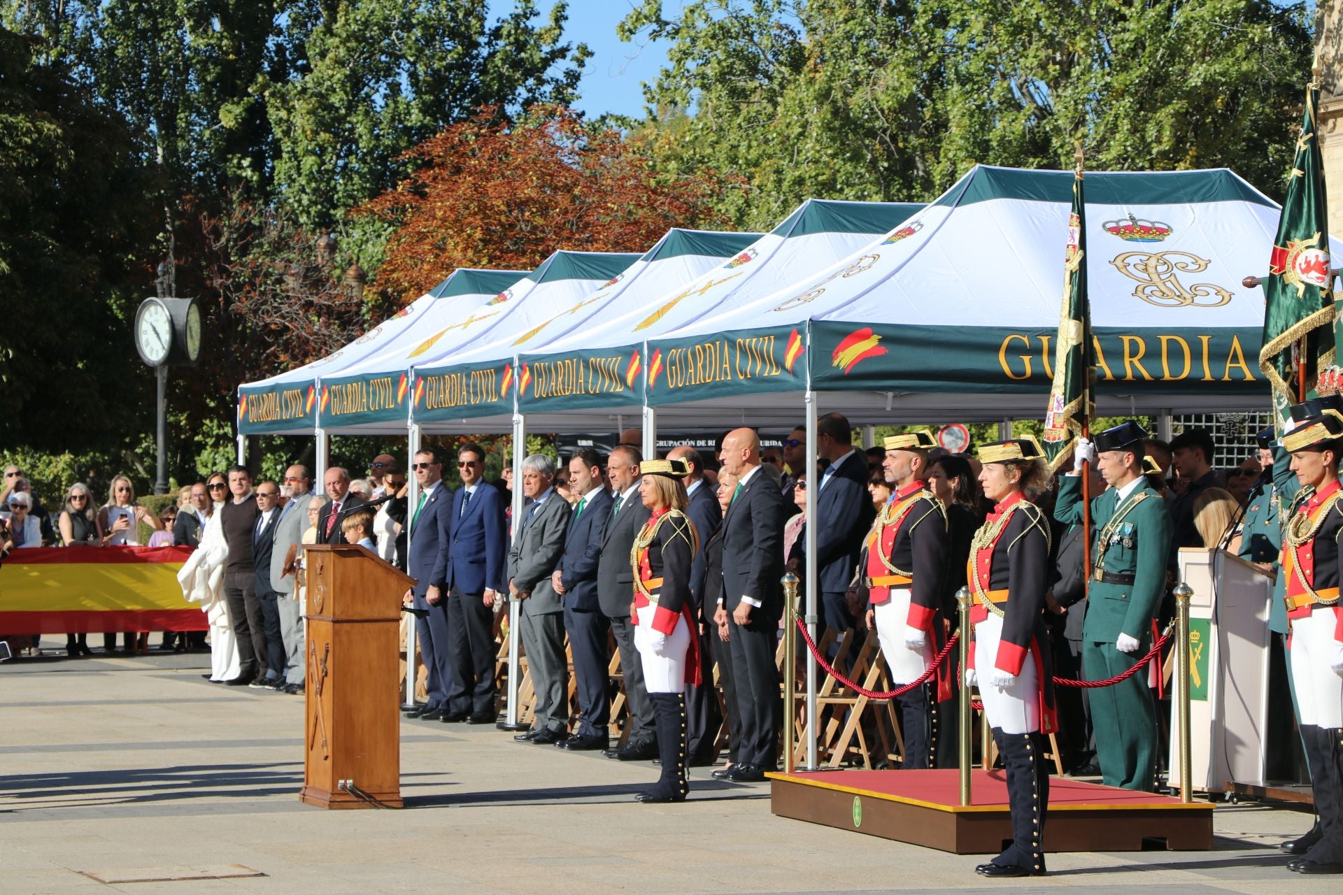 Todas las imágenes del desfile y el acto por el Día del Pilar en León