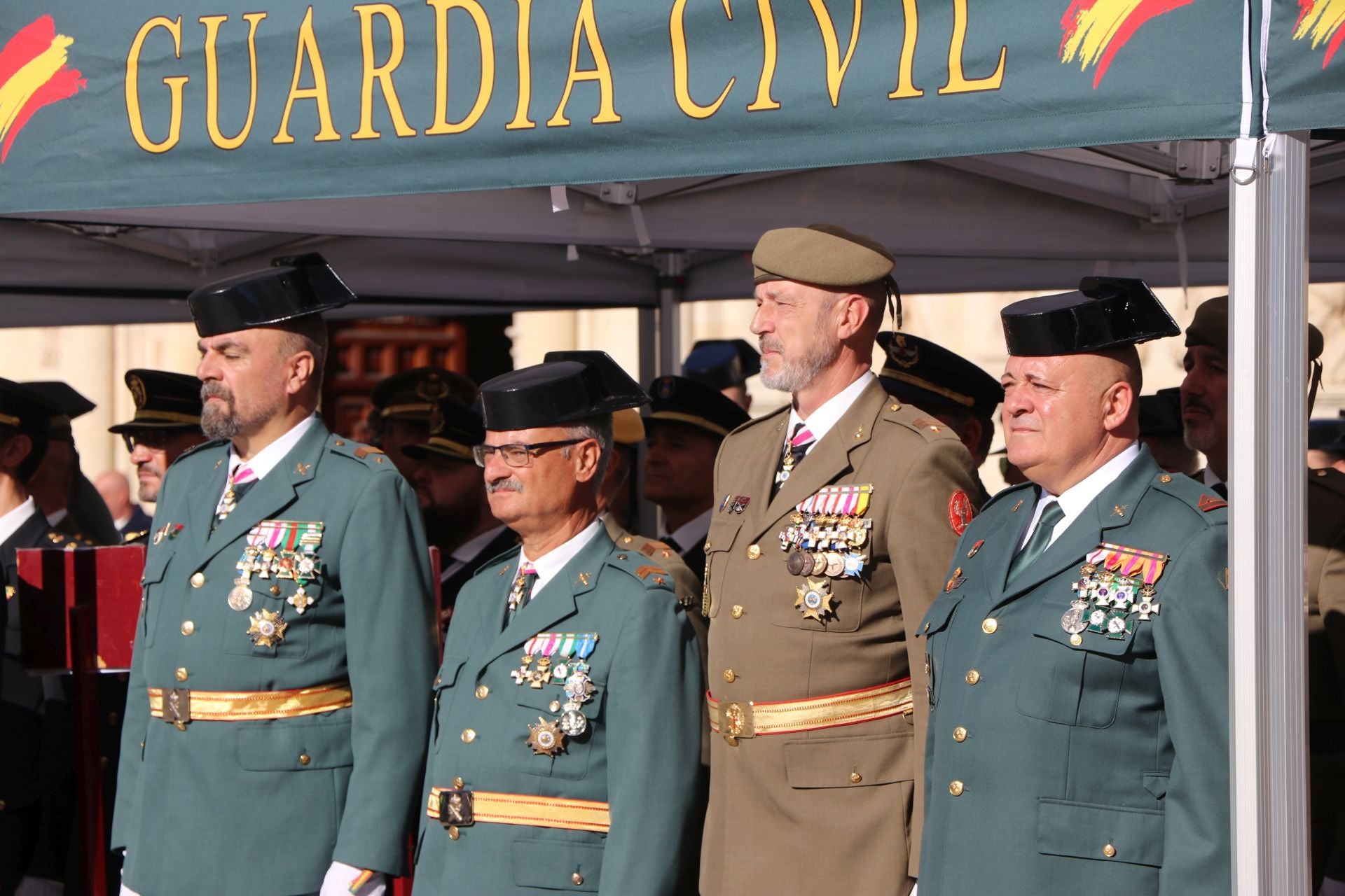 Todas las imágenes del desfile y el acto por el Día del Pilar en León