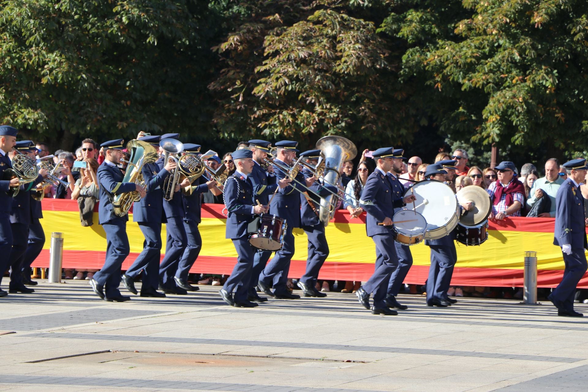 Todas las imágenes del desfile y el acto por el Día del Pilar en León