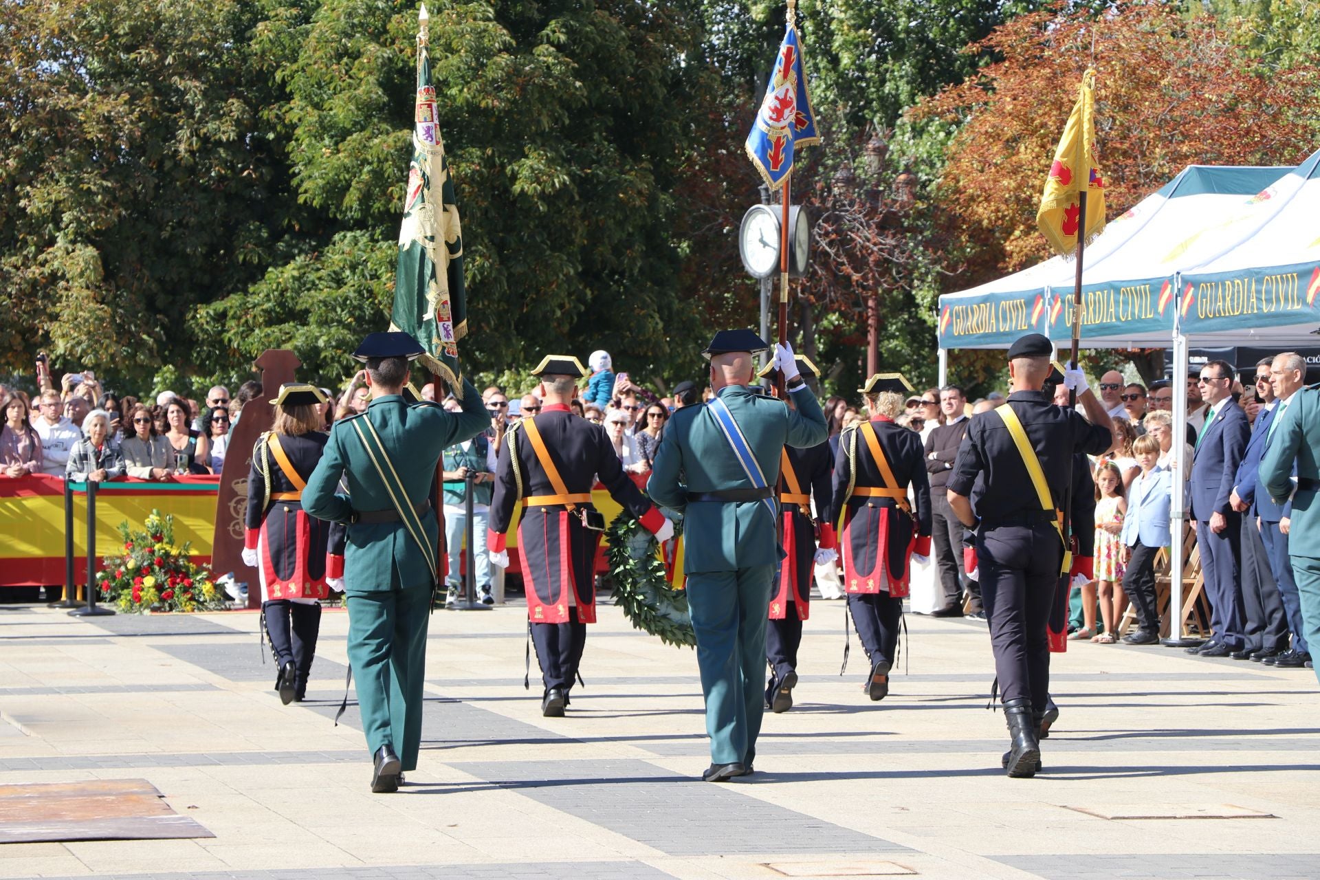 Todas las imágenes del desfile y el acto por el Día del Pilar en León