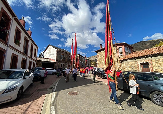 Pendones por las calles de Cármenes