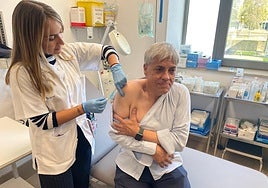 El delegado de la Junta en León, Eduardo Diego, se vacuna contra la gripe.