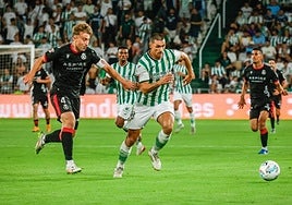 Rodri Suárez pugna por un balón con Fuentes, jugador del Córdoba.