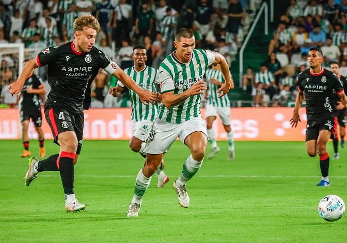Rodri Suárez pugna por un balón con Fuentes, jugador del Córdoba.