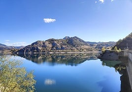 Cielos casi despejados vistos desde el embalse del Porma.