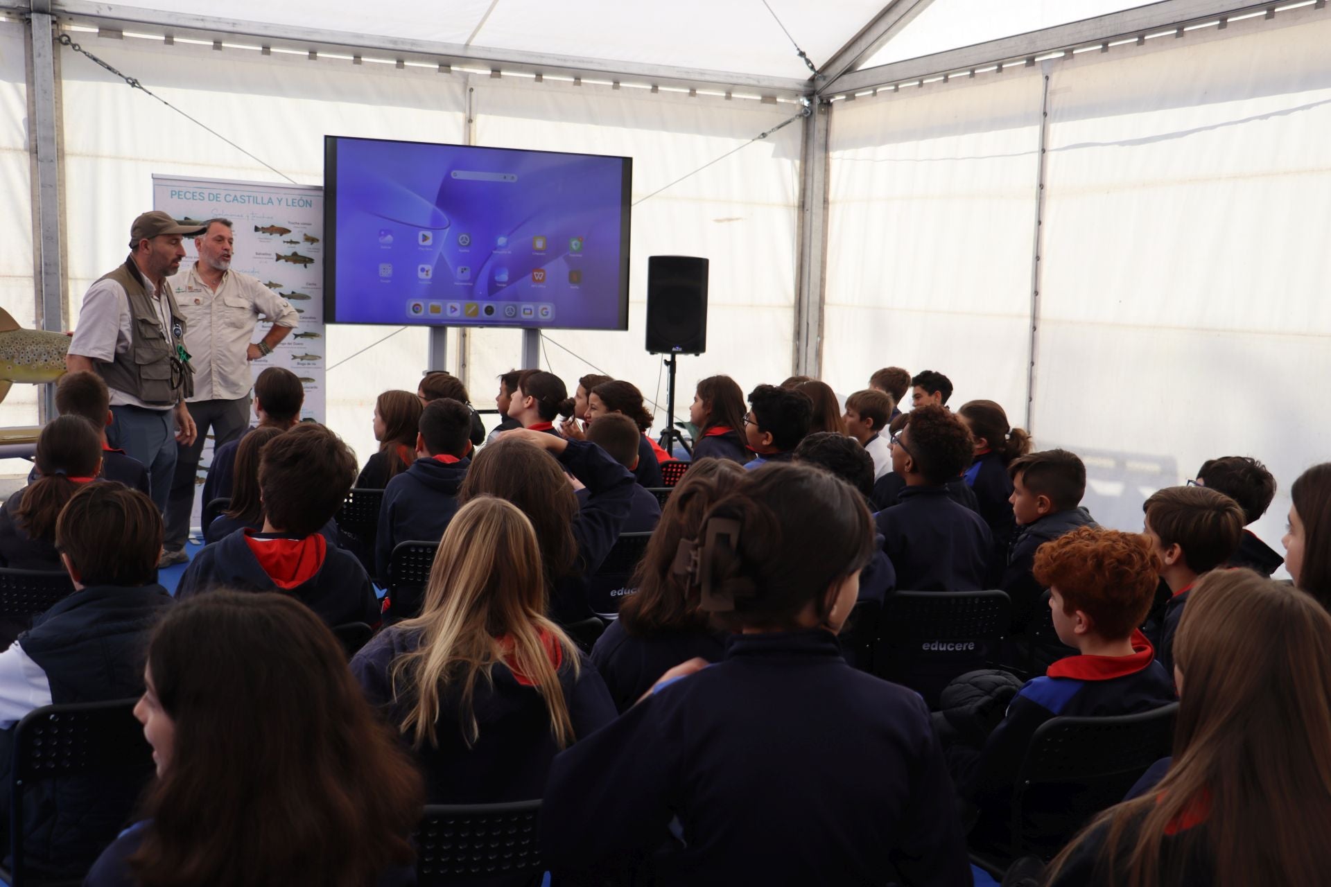 La Plaza Mayor de León se convierte en un aula de pesca