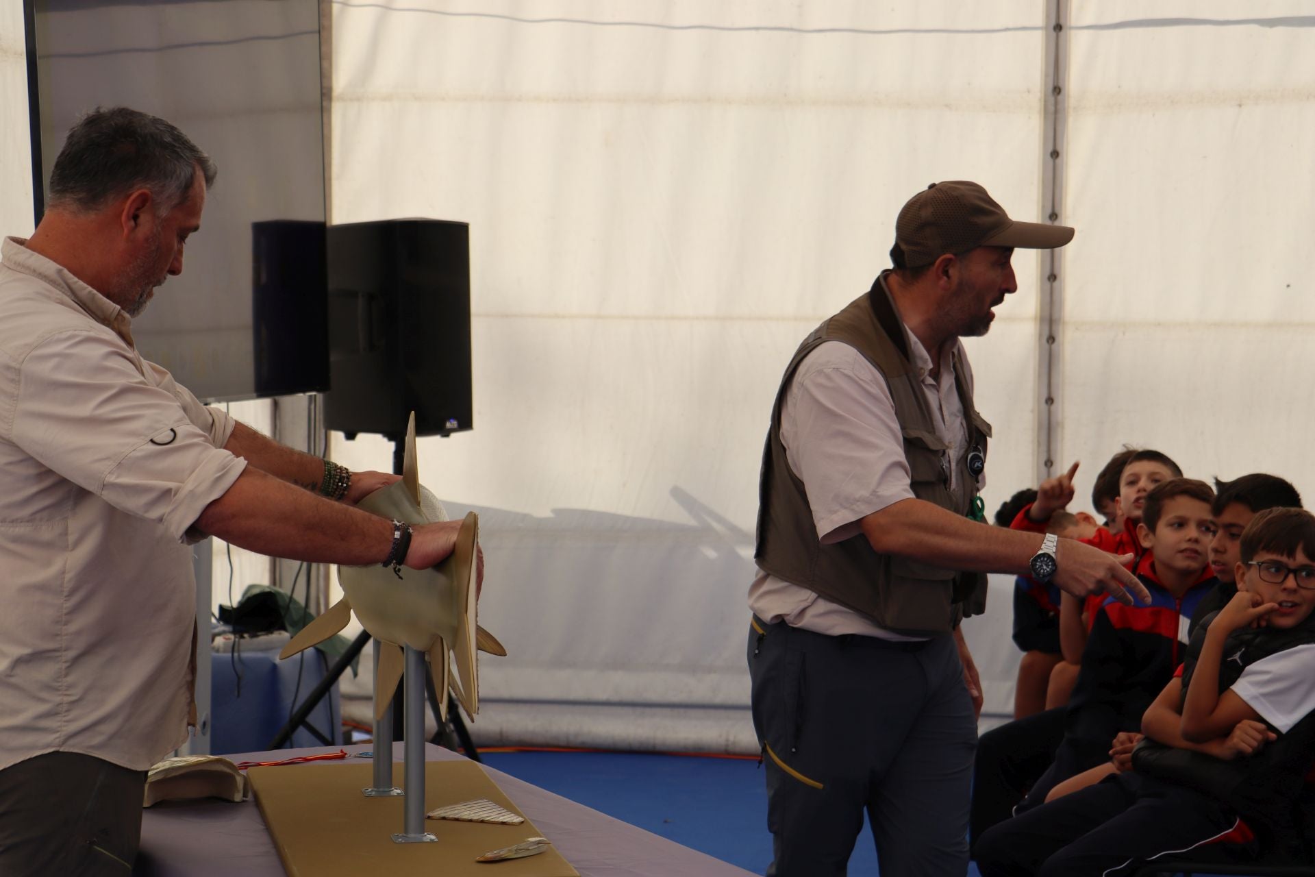 La Plaza Mayor de León se convierte en un aula de pesca